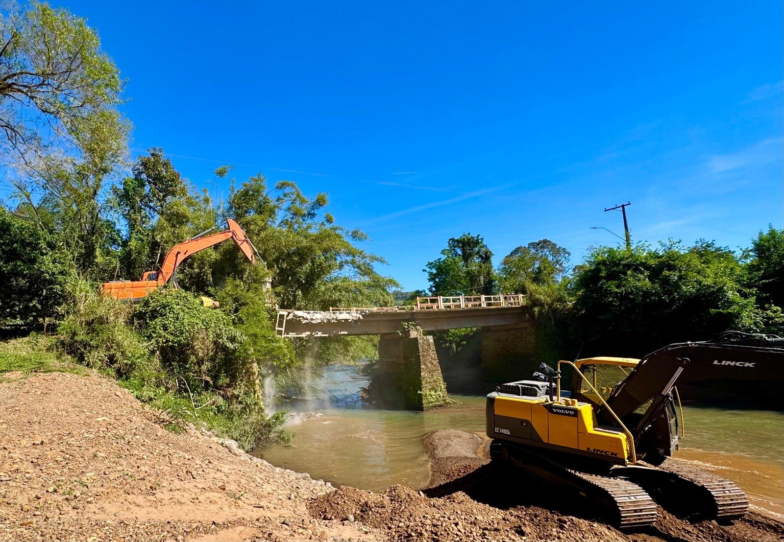 Começam obras de demolição de ponte no interior de Taquara