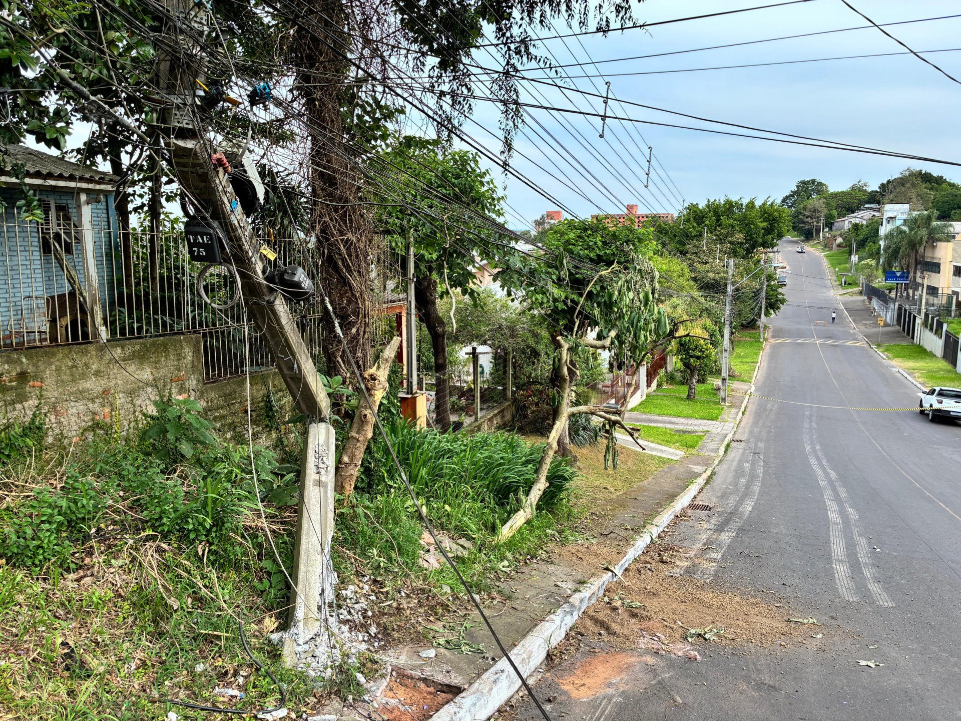 Caminhão sem freio quebra poste ao meio e deixa moradores sem luz; veja vídeo