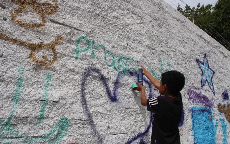 Miguel Cardoso, de 9 anos, aproveitou cada espacinho do muro para colorir | abc+