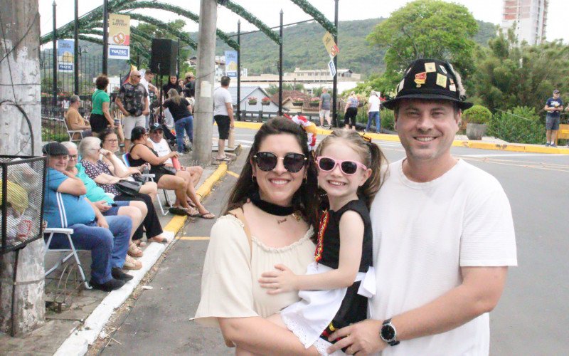 36ª Oktoberfest de Igrejinha tem seu encerramento neste sábado (25) e domingo (26). Patrícia, a filha Clara, e Alex, esperavam ansiosamente pelo desfile | abc+