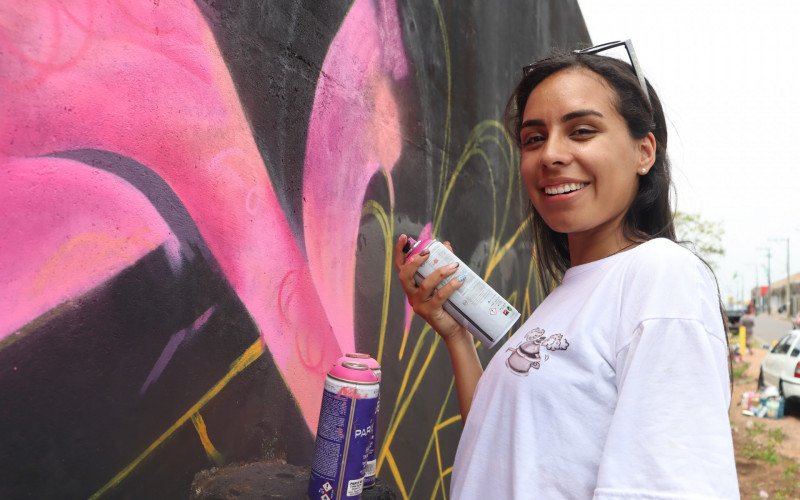 A pedagoga Muriel tem o grafite como parte da sua vida há mais de sete anos e participou do South Rings, que reúne mais de 50 grafiteiros na pintura do Viaduto Santa Fé em Sapiranga | abc+