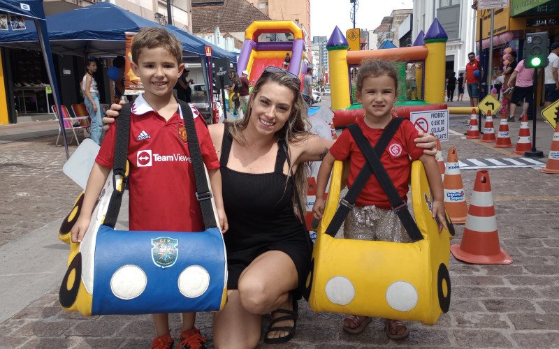 Angela Muller aproveitou a tarde com os filhos Henrique e Sophia