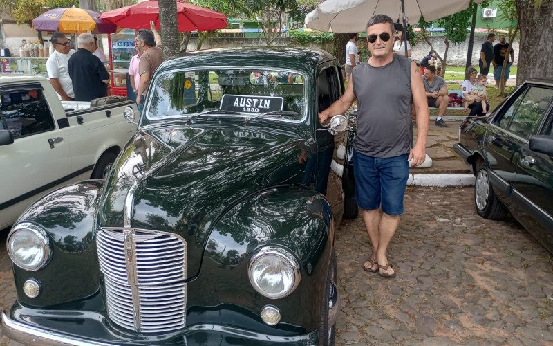 Paulo Ricardo estava expondo o veículo mais antigo da tarde, um Austin de 1950