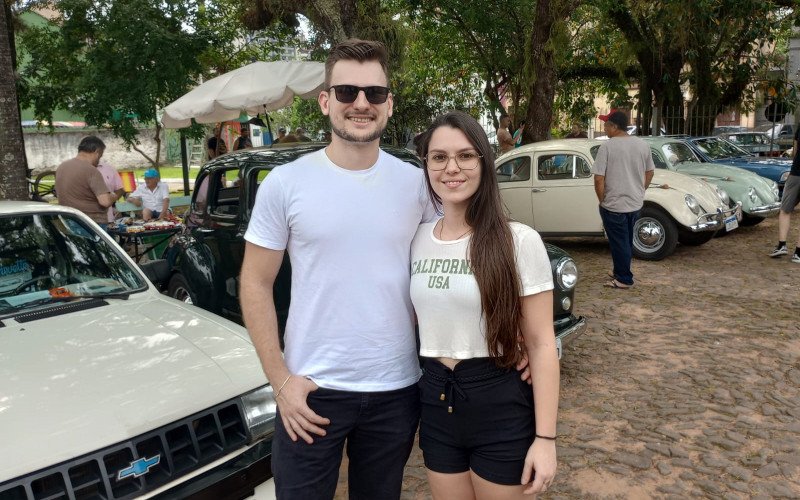 Isaias Roberto dos Santos foi ver de perto os carros antigos ao lado da Liliam Schmoeller 