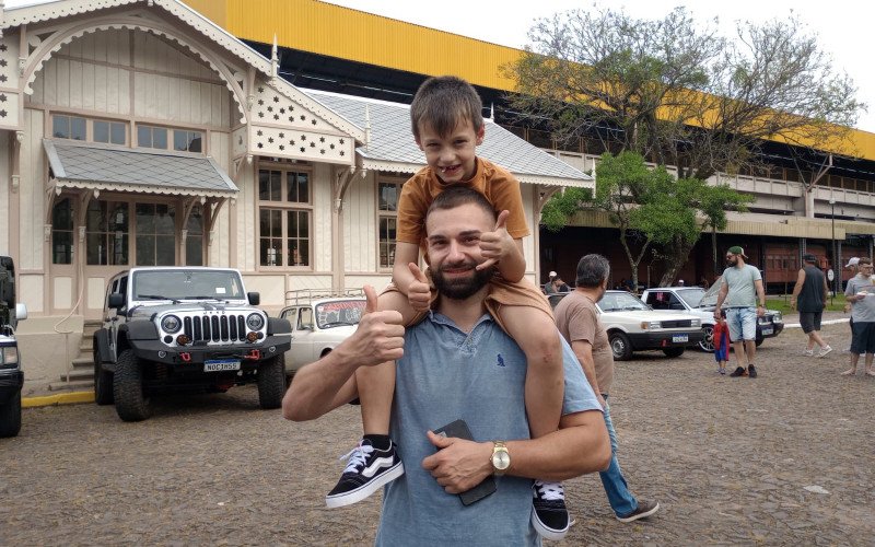 Vitor Guilherme Martins visita a exposição pela primeira vez junto ao filho
