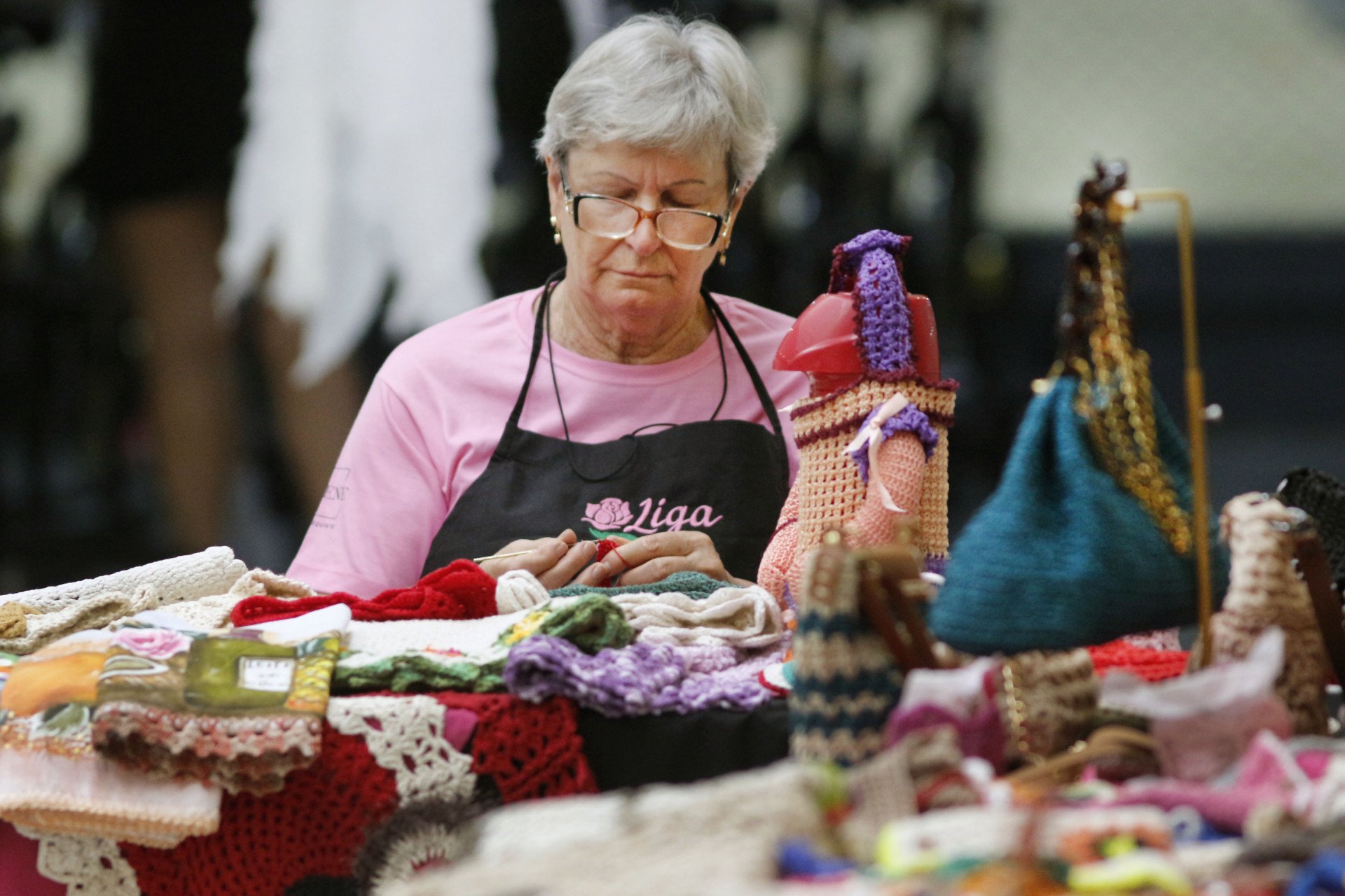 "De pequenos quadradinhos tecidos para a arte": Crochetando Histórias reúne guerreiras na luta contra o câncer no Canoas Shopping
