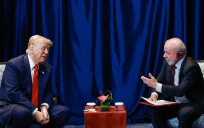 Governo brasileiro vai insistir no diálogo com os EUA após Trump anunciar tarifa de 15%