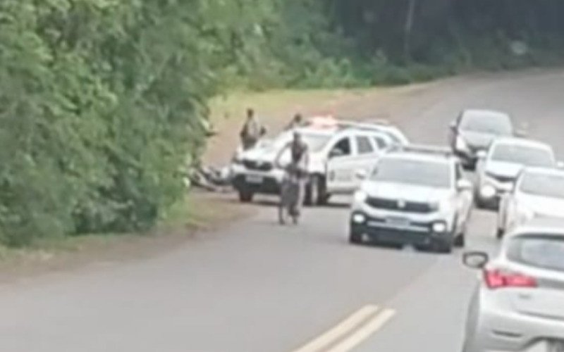 Após fugir na contramão, motociclista com adolescente na carona é preso em cidade da Encosta da Serra