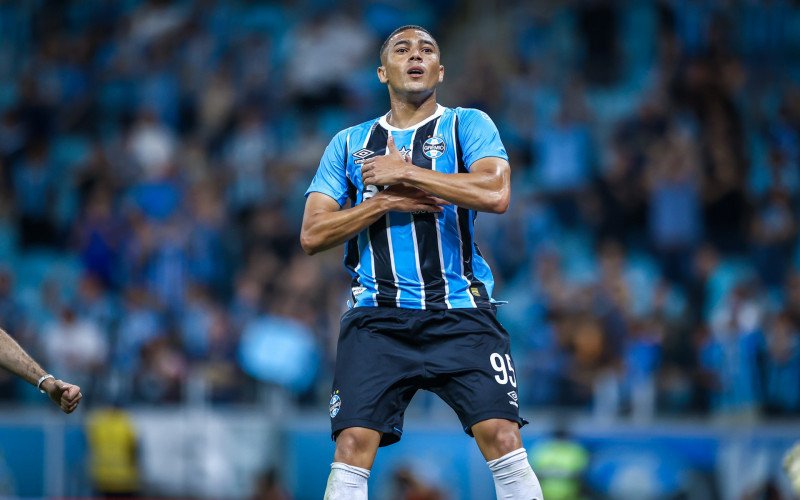 Carlos Vinicius marcou três vezes neste domingo (26) | abc+