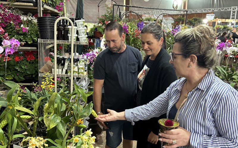 Silvia Regina Rebelatto mostra variedades de orquídeas ao casal colecionador, Patrícia Fabiana Weber e Claudinei Nogueira