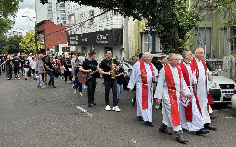 Caminhada por ruas do Centro marcou o início das comemoração do centenário da Comunidade Luterana São Paulo em Novo Hamburgo