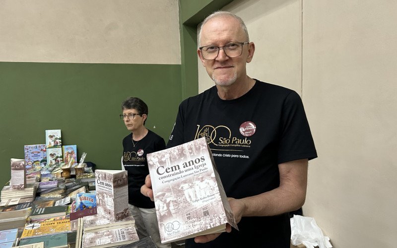 Livro contando a história da Comunidade Luterana São Paulo foi lançado neste domingo (26)