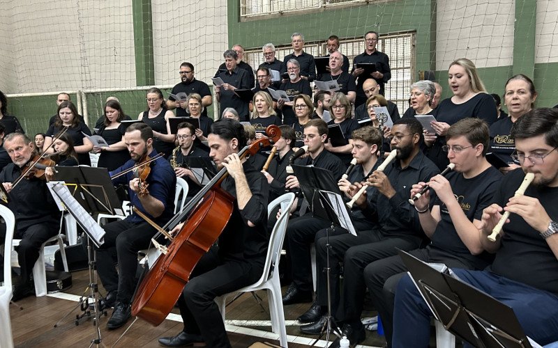 Coral e orquestra com mais de 100 membros abrilhantou culto de celebração