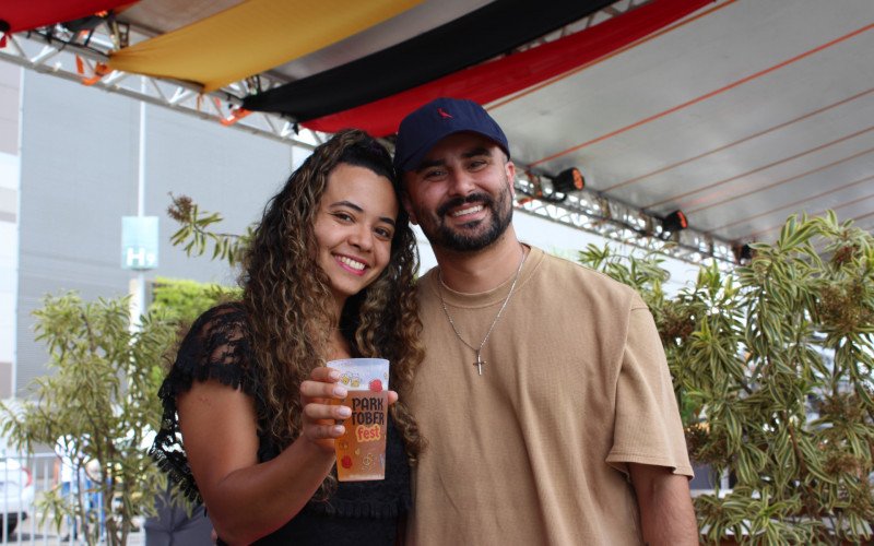 Casal Renan e Daniela desfrutando da Parktoberfest em um domingo ensolarado