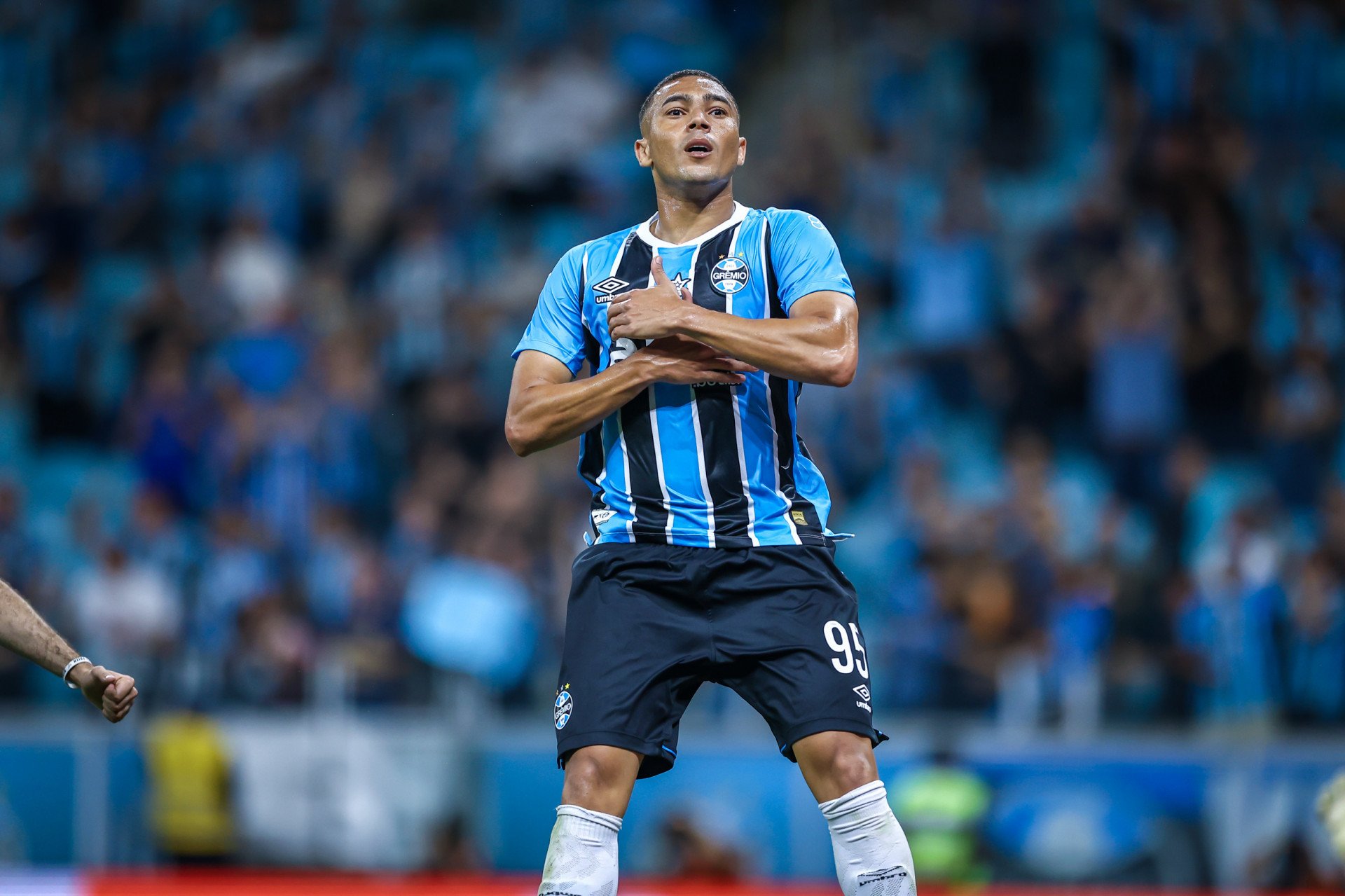 Com show de Carlos Vinicius, Grêmio vence o Juventude por 3 a 1 na Arena