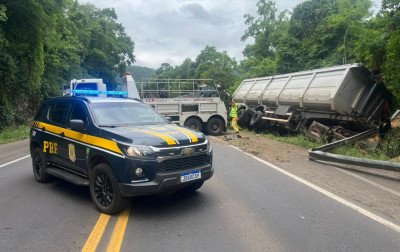 MORTE E FERIDOS: Acidente com duas carretas e dois carros bloqueia trânsito na BR-386