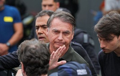 Médicos de Bolsonaro avaliam procedimento incomum para crise de soluço