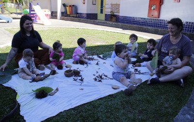 Pequenos exploram elementos na Emei João Vidal Campanhoni