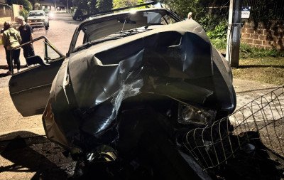 Quatro pessoas ficam feridas após carro colidir contra pilastra de casa em Novo Hamburgo