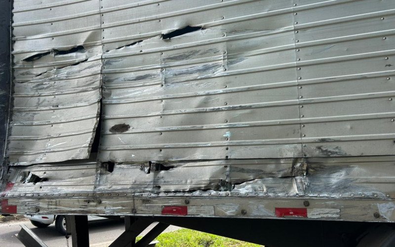 RS-239: Acidente com caminhão atravessado na rodovia deixa um ferido em Novo Hamburgo