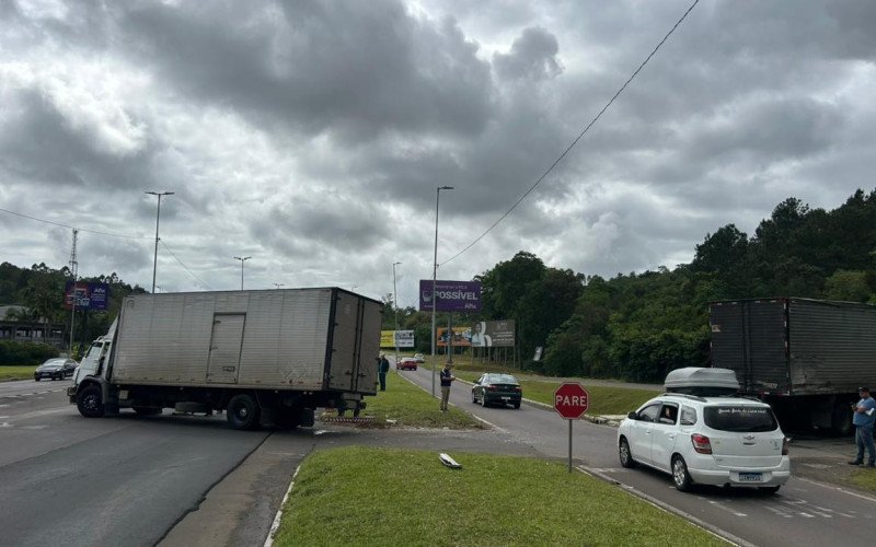 RS-239: Acidente com caminhão atravessado na rodovia deixa um ferido em Novo Hamburgo