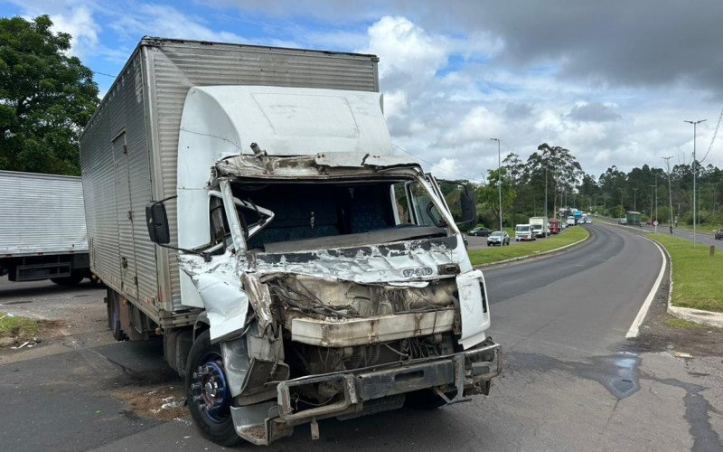 RS-239: Acidente com caminhão atravessado na rodovia deixa um ferido em Novo Hamburgo