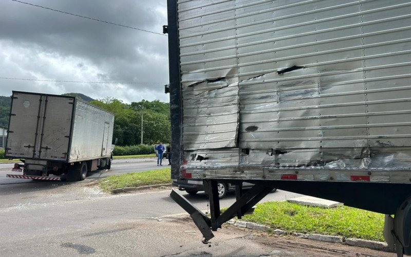 RS-239: Acidente com caminhão atravessado na rodovia deixa um ferido em Novo Hamburgo