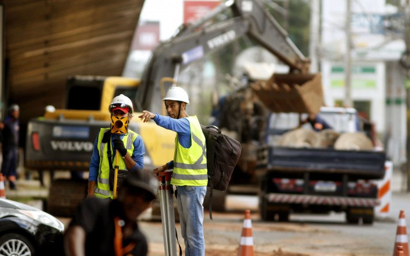Homens e máquinas trabalham desde cedo, nesta segunda-feira (27), sob o viaduto da Avenida Boqueirão | abc+