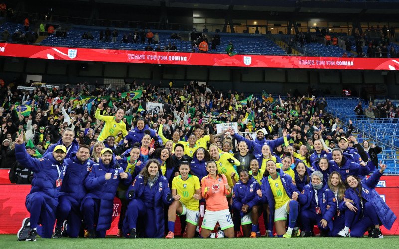 Seleção brasileira feminina comemorou muito a vitória sobre a Inglaterra no sábado | abc+