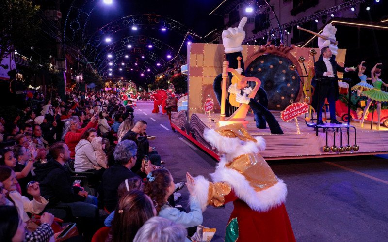 Estreia do Grande Desfile de Natal no 40º Natal Luz de Gramado