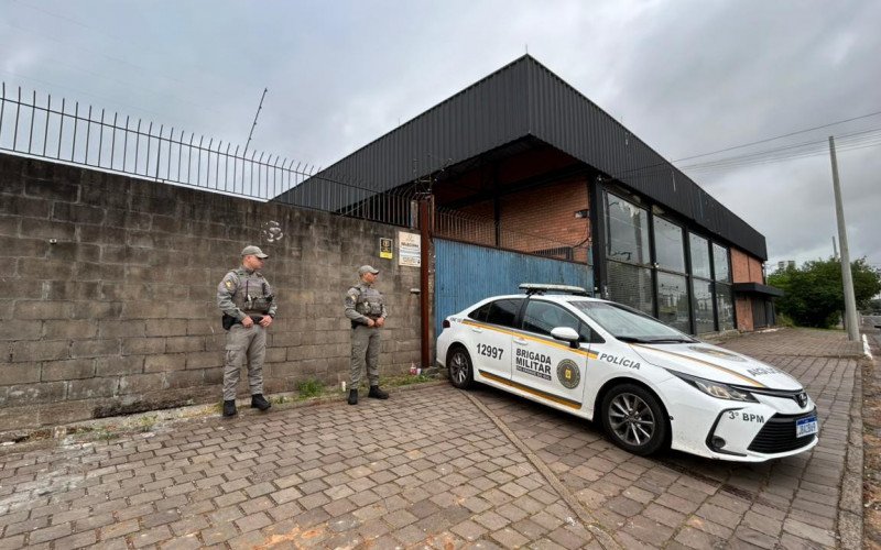 Prédio no bairro Industrial foi isolado para perícia
