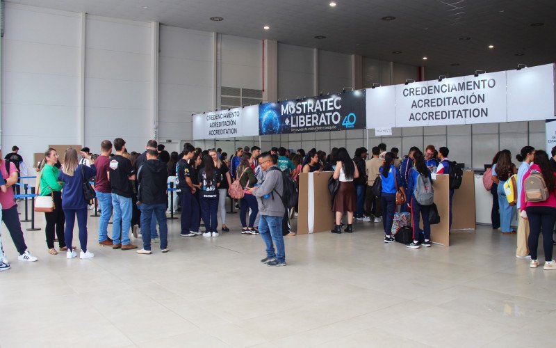 Segunda-feira (27) foi marcada pelo credenciamento dos estudantes | abc+