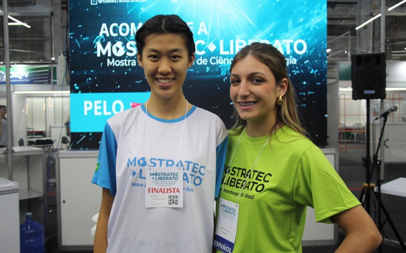 Estudante chinesa Yichen Gao com a tradutora da Liberato, Isabella Kreling | abc+