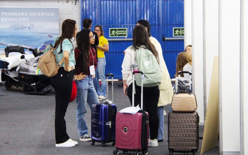 Estudantes do Brasil e do mundo chegaram à Mostratec nesta segunda-feira (27)