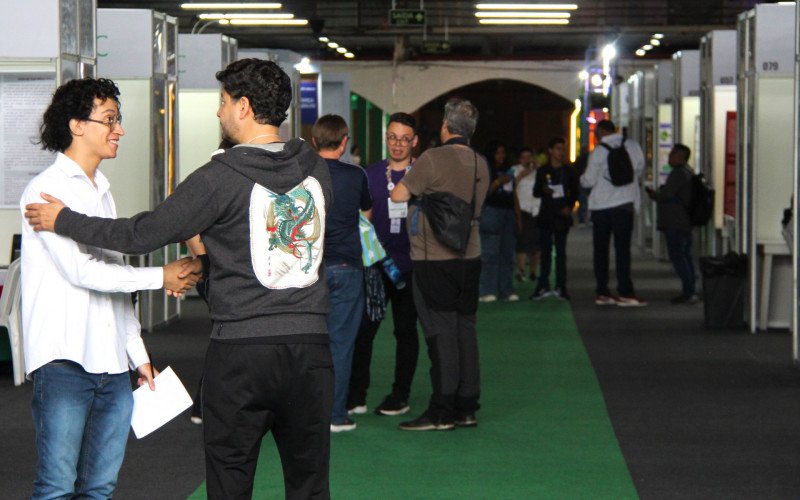 Estudantes do Brasil e do mundo chegaram à Mostratec nesta segunda-feira (27)