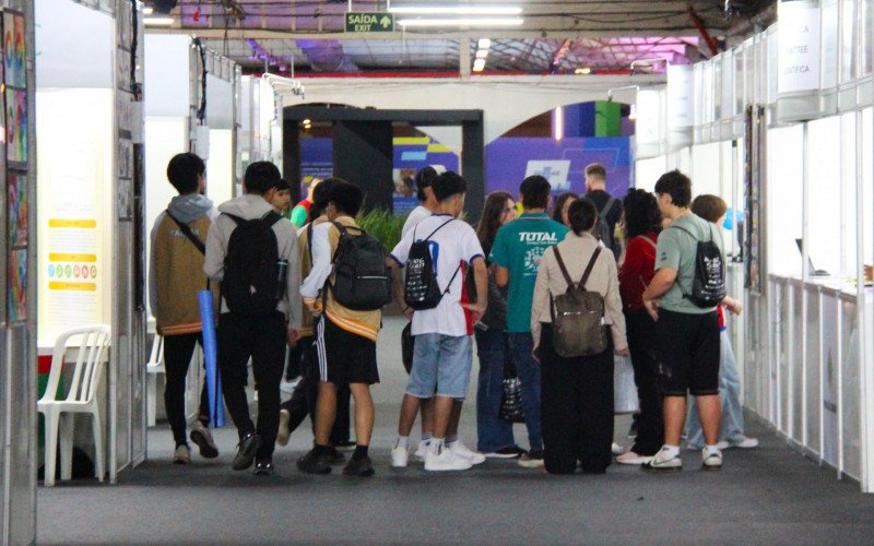 Estudantes do Brasil e do mundo chegaram à Mostratec nesta segunda-feira (27)