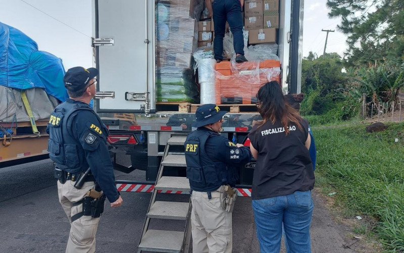 PRF flagra carreta com alimentos em meio a produtos perigosos na BR-101 | abc+