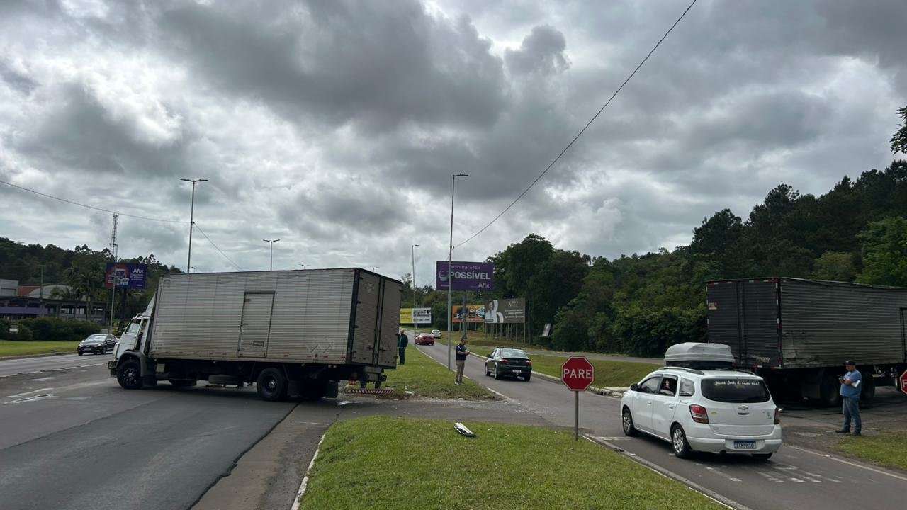 RS-239: Acidente com caminhão atravessado na rodovia deixa um ferido em Novo Hamburgo