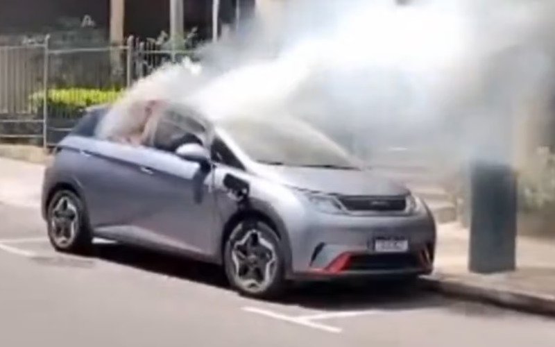 elétrico pode pegar fogo Carro elétrico pode pegar fogo? Engenheiros explicam causas, riscos e o que  fazer