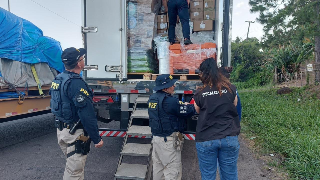 PRF flagra carreta com alimentos em meio a produtos perigosos na BR-101