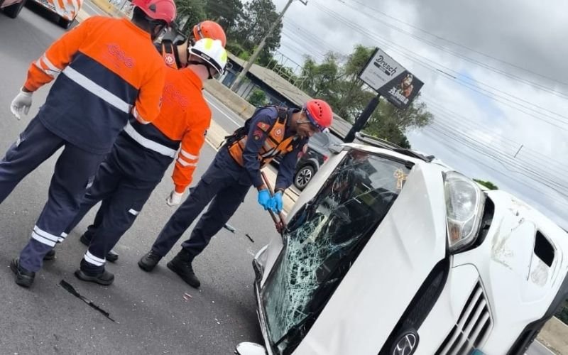 Mulher morre em acidente sobre viaduto na RS-240