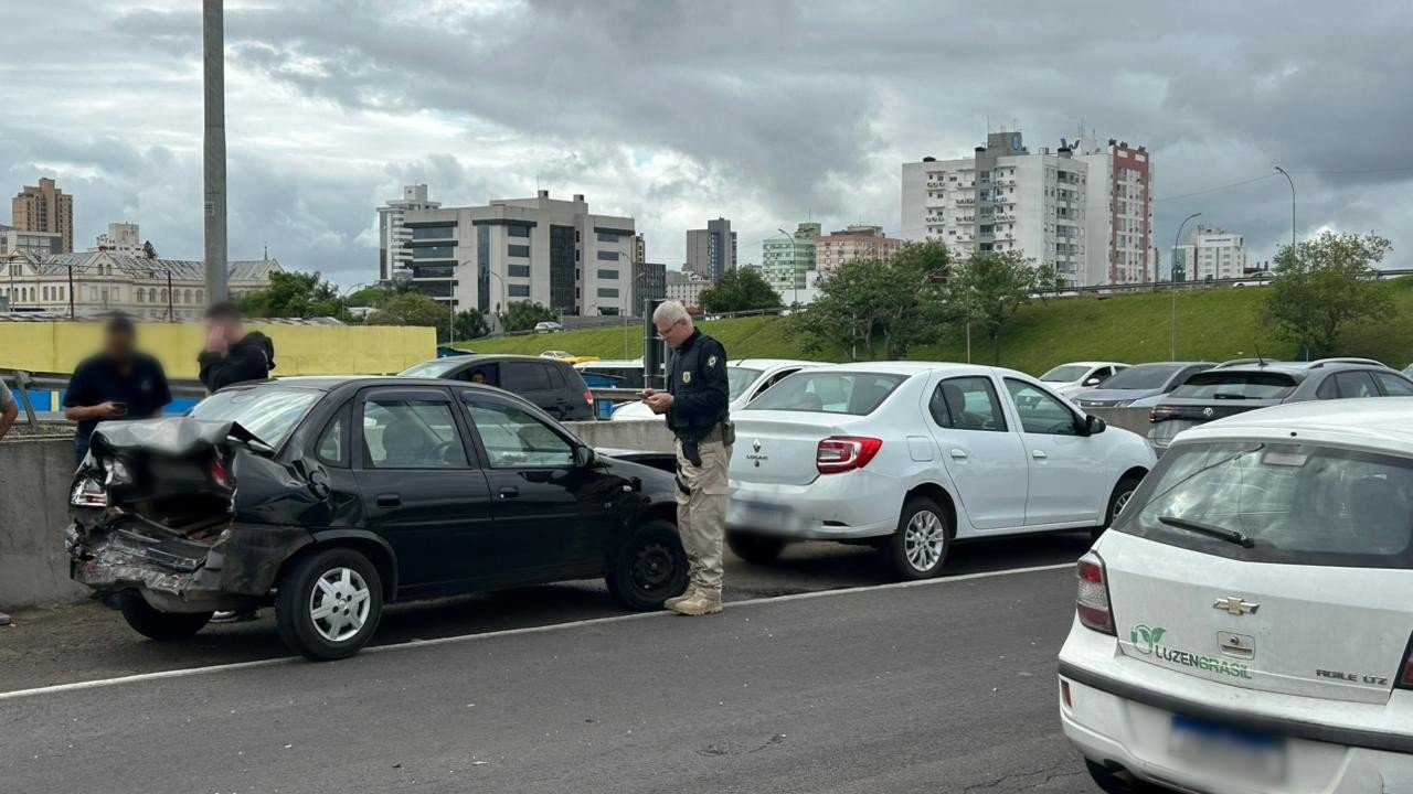 BR-116: Engavetamento complica o trânsito em São Leopoldo
