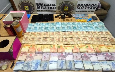 Casal é preso com drogas, arma e quase R$ 40 mil em cédulas e moedas no bairro Scharlau