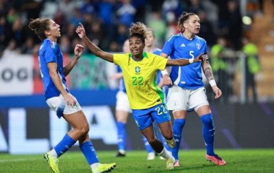 Seleção feminina desencanta com entrada de titulares e amplia freguesia com 1 a 0 sobre Itália