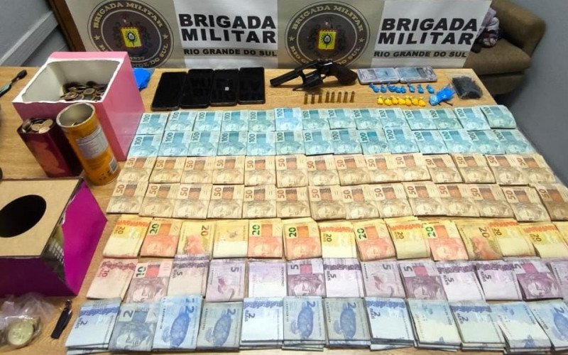 Cocaína, revólver municiado, celulares e quase R$ 40 mil foram apreendidos com o casal