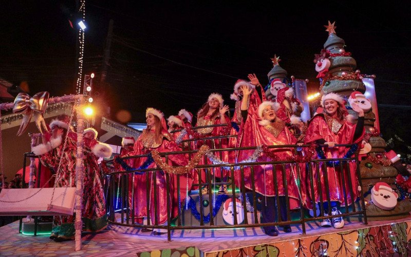 Turistas podem participar do Grande Desfile de Natal neste ano em Gramado