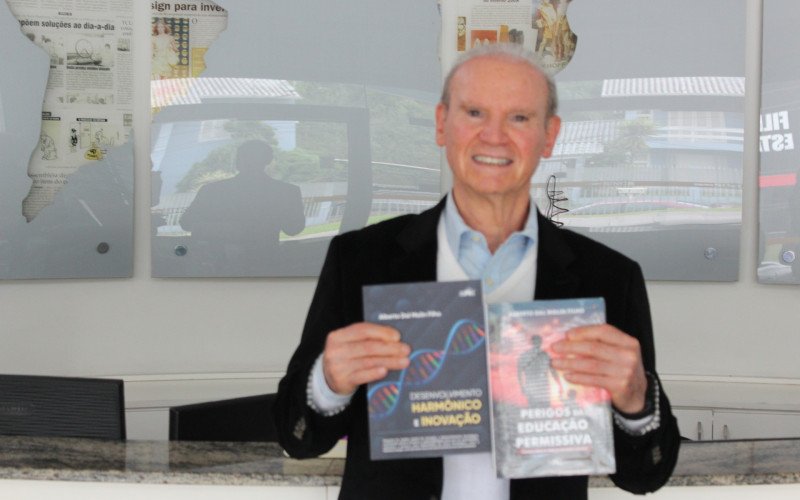 Alberto Dal Molin lança dois novos livros. Autor divulgou as obras na sede do Grupo Sinos | abc+