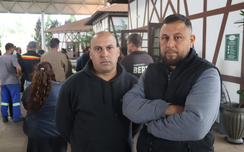 José Messias Plácido Biacchi e Fabiano Ferreira Leite defendem que deveria haver melhorias na infraestrutura da rodovia | abc+
