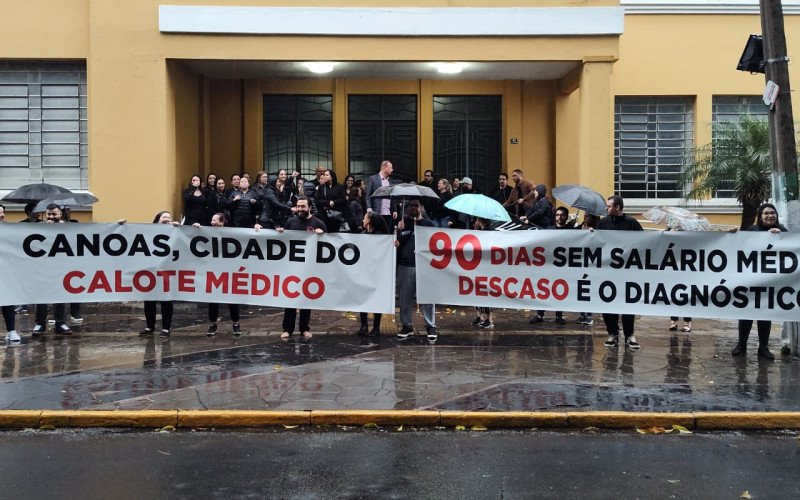 Médicos protestam em frente à Prefeitura de Canoas | abc+