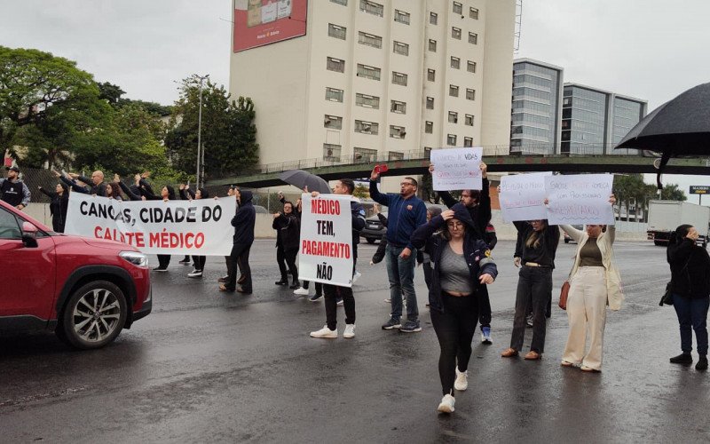 Médicos protestam na BR-116 | abc+